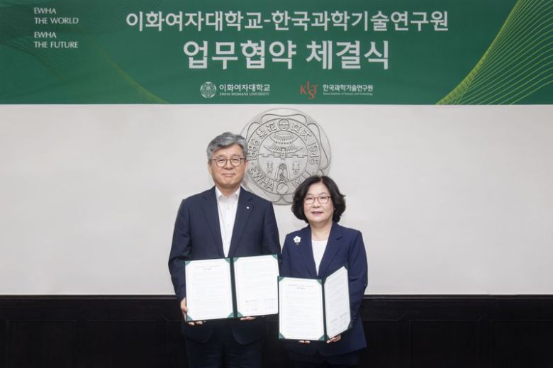 한국과학기술연구원(KIST)과 이화여자대학교가 지난 14일 이화여대 본관 대회의실에서 연구협력 및 과학기술 인재양성을 위한 업무협약(MOU)을 체결한 후 오상록 KIST 원장(왼쪽)과 이향숙 이화여자대학교 총장이 기념촬영을 하고 있다. KIST 제공