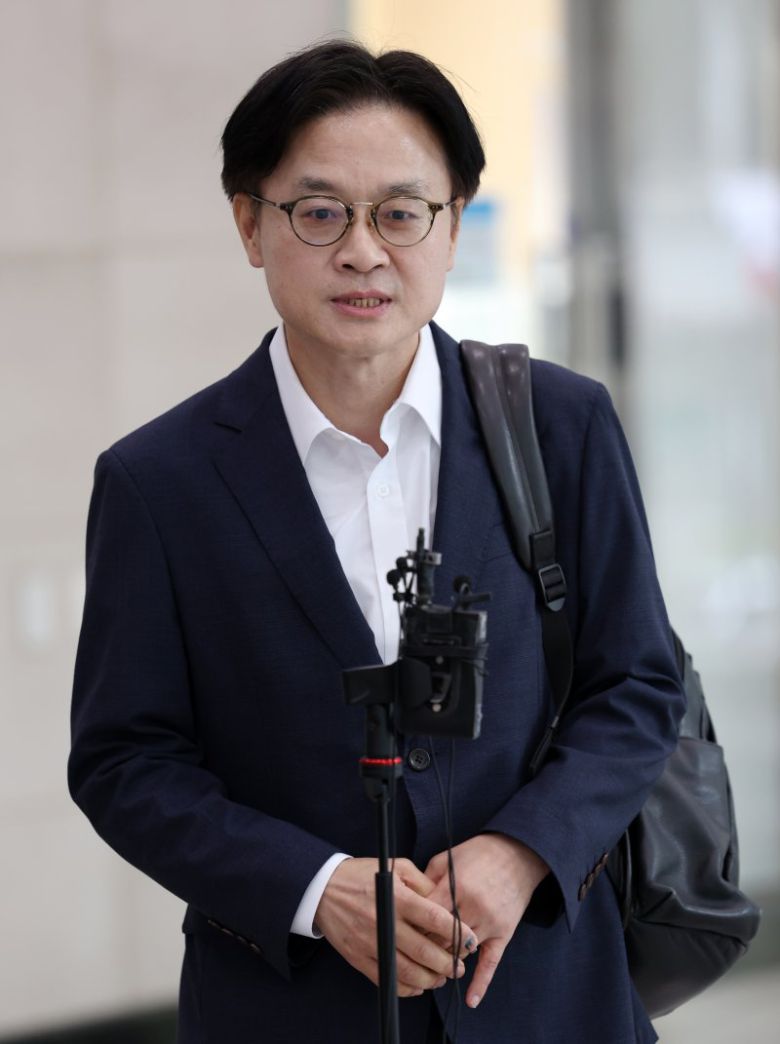 김정관 산업통상자원부 장관 후보자가 17일 인사청문회를 앞두고 사전 제출한 답변서에서 '한국판 인플레이션감축법(IRA)' 도입을 검토하겠다는 입장을 밝혔다. 지난달 30일 인사청문회 준비 사무실에 출근하며 기자들의 질문에 답변하는 김정관 후보자.