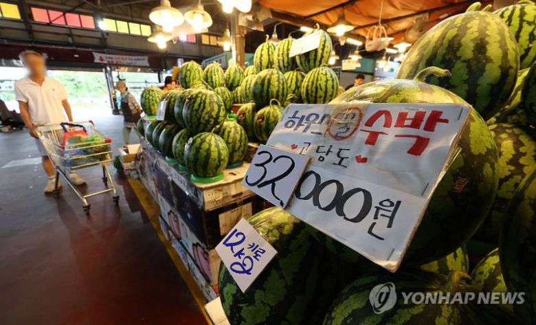 한 과일 가게에서 수박 한통을 3만2000원에 팔고 있다. 연합뉴스