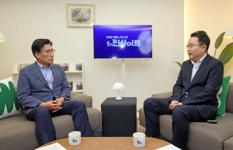 정준혁 서울대 법학전문대학원 교수가 14일 서울 서초구 파이낸셜뉴스 본사에서 스테이블 코인에 대해 노동일 파이낸셜뉴스 주필과 대담하고 있다. 사진=박범주 기자