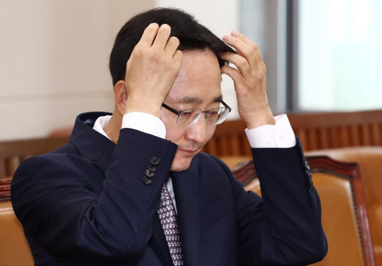 임광현 국세청장 후보자가 15일 오전 서울 여의도 국회 기획재정위원회에서 열린 국세청장 후보자 인사청문회에 출석, 머리를 만지고 있다. 사진=뉴스1