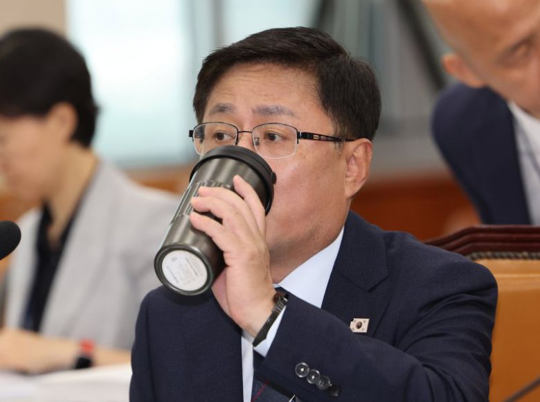 김성환 환경부 장관 후보자가 15일 국회 환경노동위원회에서 열린 인사청문회에서 텀블러의 물을 마시고 있다. 김성환 후보자는 향후 대한민국의 에너지 정책은 재생에너지와 원전을 적절히 섞는 방향으로 나아가야 한다고 밝혔다. 뉴시스