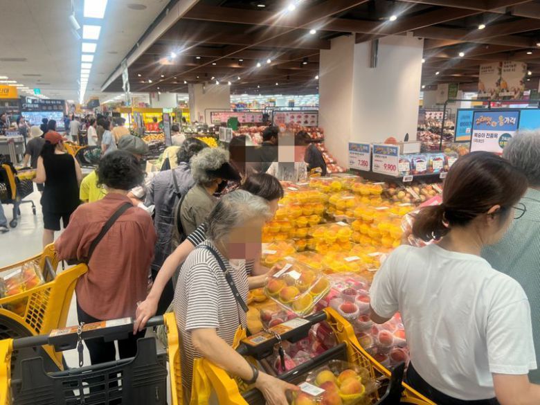 최근 '고래잇 페스타'가 진행되고 있는 이마트 용산점에서 고객들이 물건을 고르고 있다. 사진=김현지 기자