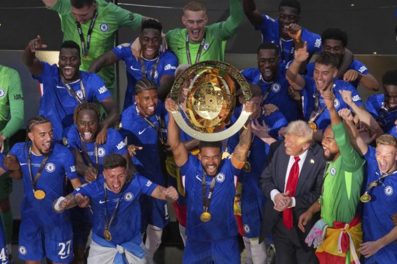 [이스트 러더퍼드=AP/뉴시스] 첼시(잉글랜드) 선수들이 13일(현지 시간) 미 뉴저지주 이스트 러더퍼드의 메트라이프 스타디움에서 열린 2025 국제축구연맹(FIFA) 클럽 월드컵 정상에 올라 트로피를 들고 도널드 트럼프 미국 대통령과 함께 환호하고 있다.뉴시스