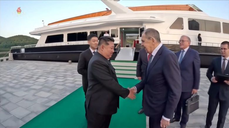 김정은 북한 국무위원장이 지난 12일 러시아 외무장관 세르게이 라브로프와 만나고 있다. 조선중앙TV/연합뉴스