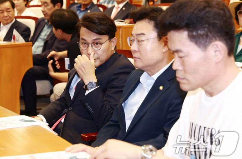 윤상현(앞줄 왼쪽부터), 김성원 국민의힘 의원과 전한길씨가 14일 서울 여의도 국회박물관에서 긴급토론회 '무엇을 할 것인가? 자유공화 리셋코리아를 위하여'에 참석해 자리하고 있다. /사진=뉴스1