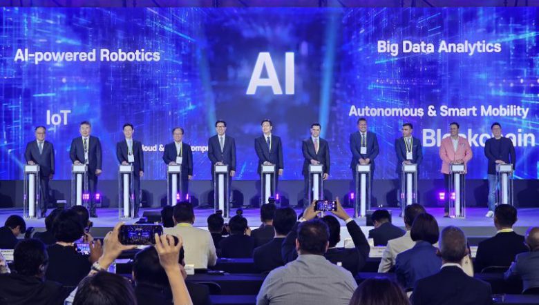 15일 부산 벡스코 제1전시장에서 열린 'K-ICT 위크·월드 스마트시티 엑스포' 개막식 현장. 김석준 부산교육감(왼쪽 네 번째부터)과 박형준 부산시장 등 주요 참석자들이 기념촬영하고 있다. 사진=변옥환 기자                                      한국전자통신연구원 부산연구실이 세계 최초 로 개발한 '2D~3D 영상 호환 기술' 시연 현장. 입체 필름을 통해 영상의 원근감을 보다 강조해 시청자가 입체적인 느낌을 더 강하게 받을 수 있다. 사진=변옥환 기자