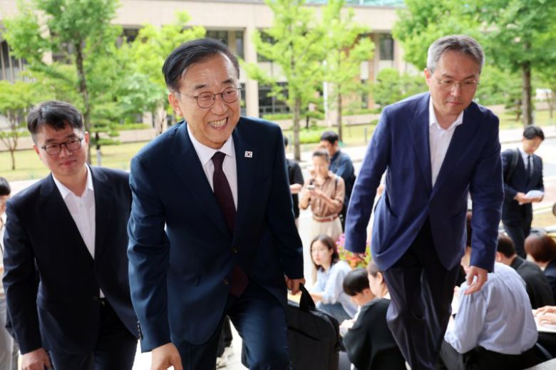 김윤덕 국토교통부 장관 후보자가 15일 오전 경기 과천시 정부과천청사에 마련된 인사청문회 사무실로 출근하고 있다. 뉴스1