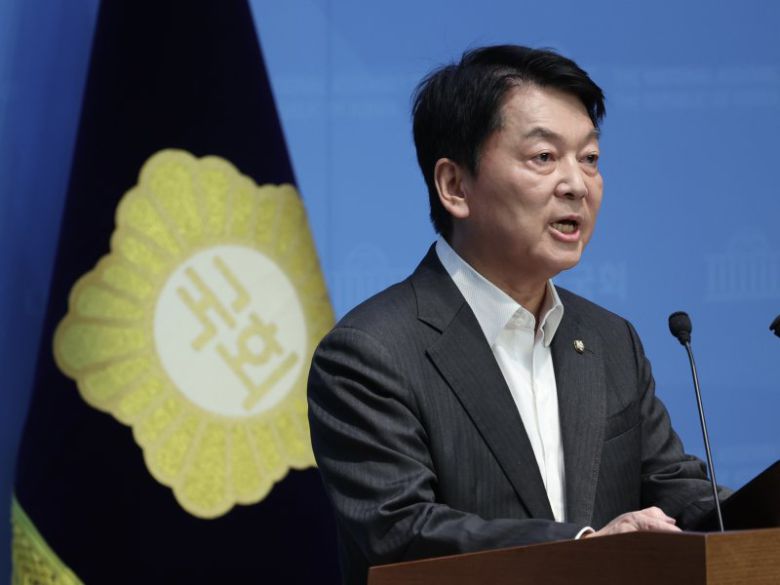 안철수 국민의힘 의원이 지난 7일 서울 여의도 국회 소통관에서 열린 기자회견에서 당 혁신위원장을 내려놓고 당 대표에 도전하겠다고 밝히고 있다. /사진=뉴시스