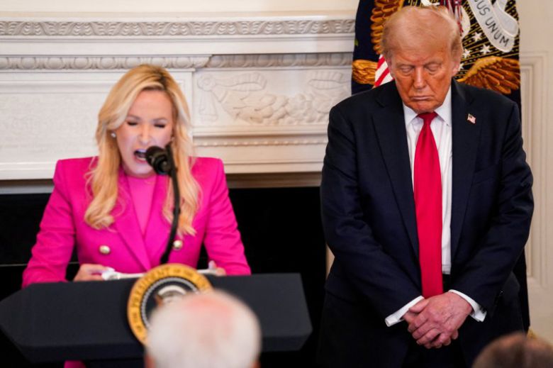 트럼프 대통령이 14일(현지시간) 백악관 신앙 사무실 오찬 행사에서 기도하고 있다. 로이터연합뉴스