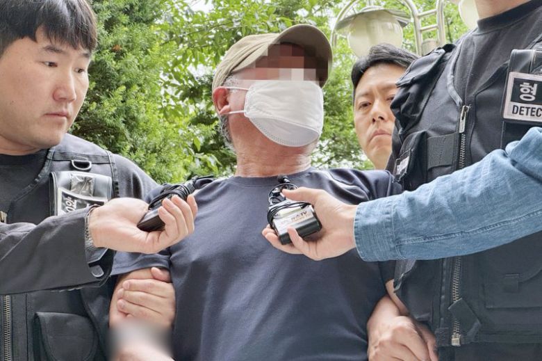 법원의 접근금지 명령 기간이 끝난 지 일주일 만에 아내를 찾아가 흉기로 살해한 혐의를 받는 60대 남성 A씨가 21일 오후 인천 미추홀구 인천지방법원에서 열린 영장실질심사에 출석하고 있다.2025.6.21/뉴스1 ⓒ News1 박소영 기자 /사진=뉴스1