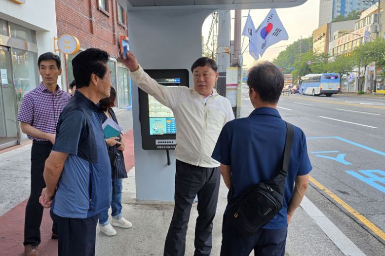 김종훈 울산 동구청장이 15일 새벽 731번 시내버스 승강장을 찾아 구민들 불편사항 등을 점검하고 있다. 울산 동구 제공