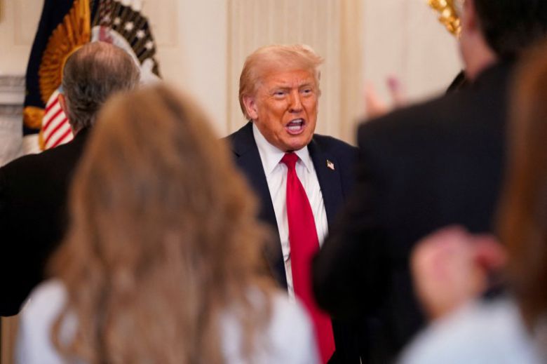 도널드 트럼프 미국 대통령이 14일(현지시간) 백악관에서 열린 백악관 신앙 사무실 오찬 행사에서 파월 의장을 깎아내리고 있다. 로이터연합뉴스