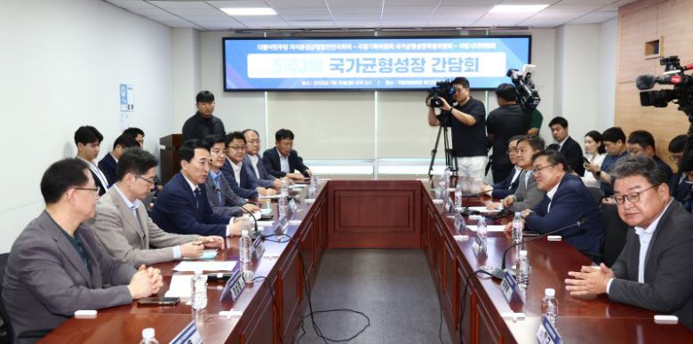 박수현 국정기획위원회 국가균형성장특별위원장이 15일 오후 서울 여의도 국회 의원회관에서 열린 '더불어민주당 자치분권균형발전전국회의·국정기획위원회 국가균형성장특별위원회·지방시대위원회 5극3특 국가균형성장 간담회'에서 발언하고 있다. 뉴스1