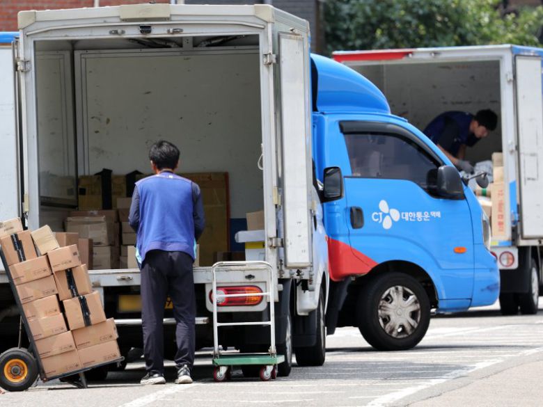 (서울=뉴스1) 황기선 기자 = 연일 폭염이 이어지고 있는 9일 서울 시내 한 택배물류센터에서 노동자가 택배 분류 작업을 하고 있다. 2025.7.9/뉴스1 /사진=뉴스1화상