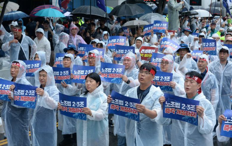 16일 오후 울산시청 남문 앞에서 열린 2025년 민주노총 총파업 총력투쟁 울산대회에서 조합원들이 구호를 외치고 있다. 이날 파업 여파로 현대차 울산공장에서는 생산 차질이 빚어졌다. 뉴시스
