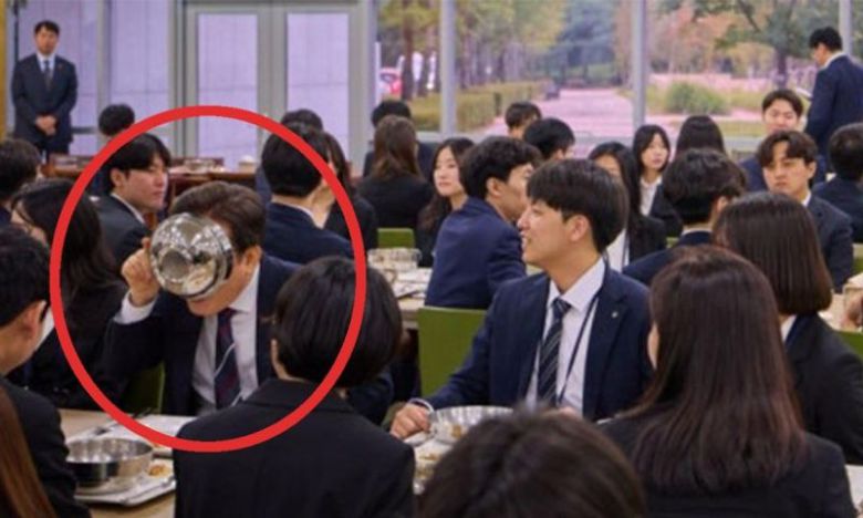 이재명 대통령이 14일 충북 진천 국가공무원인재개발원에서 70기 5급 신임관리자과정 교육생들과 오찬을 하고 있다. 왼쪽 아래 그릇을 통째로 들고 국을 마시는 사람이 이 대통령이다. 대통령실 제공