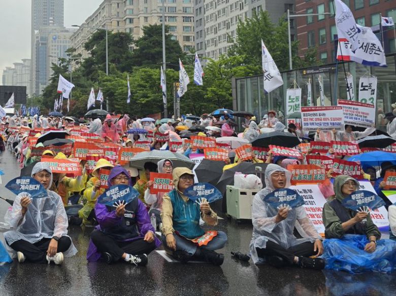 전국민주노동조합총연맹(민주노총)이 16일 서울 영등포구 국회 인근에서 수도권 총파업 대회를 열고 있다. /사진=서지윤 기자