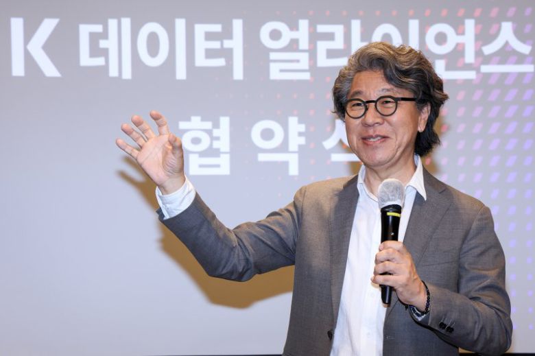 KT 기술혁신부문 오승필 부사장이 16일 서울 송파구 소피텔 앰배서더 서울에서 열린 'K 데이터 얼라이언스' 협약식에서 K 데이터 얼라이언스 결성 취지와 의의에 대해 발표하고 있다. KT 제공