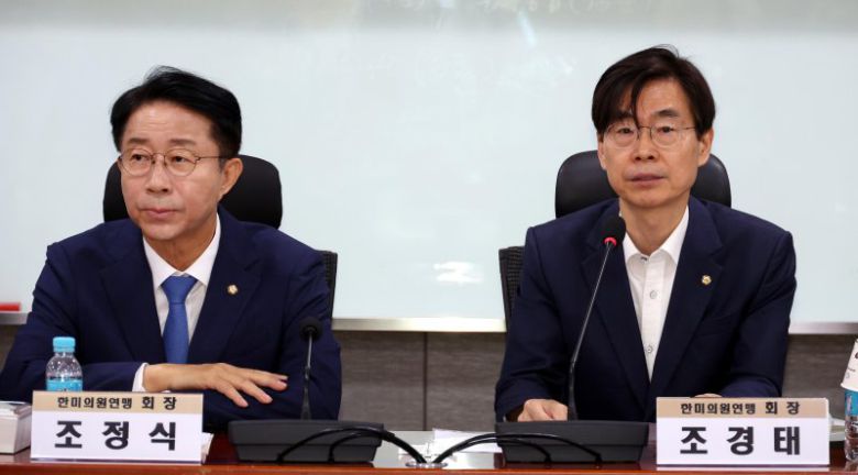 조경태 한미의원연맹 회장이 14일 오전 서울 여의도 국회 의원회관 간담회의실에서 열린 '미국 의회에 대한 이해 및 한미 의회 교류 전략 세미나'에서 인사말을 하고 있다. 왼쪽은 조정식 회장.사진=뉴시스