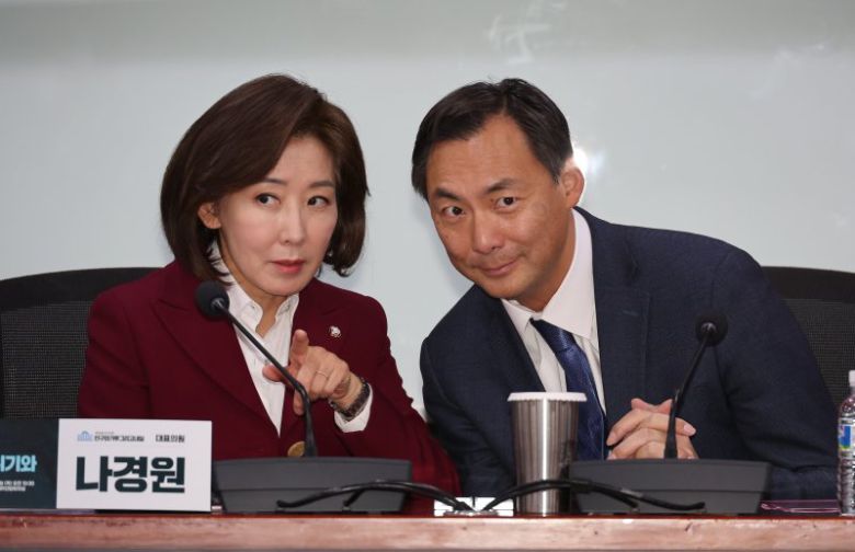 6일 서울 여의도 국회 의원회관에서 열린 '대한민국 자유민주주의·법치주의 위기와 한미 자유동맹의 길 : 모스 탄(Morse Tan) 전 미 국제형사사법대사(트럼프1기) 국회초청 세미나'에서 나경원 의원이 모스 탄(Morse Tan) 전 미 국제형사사법대사와 대화하고 있다. 2025.3.6 /연합뉴스