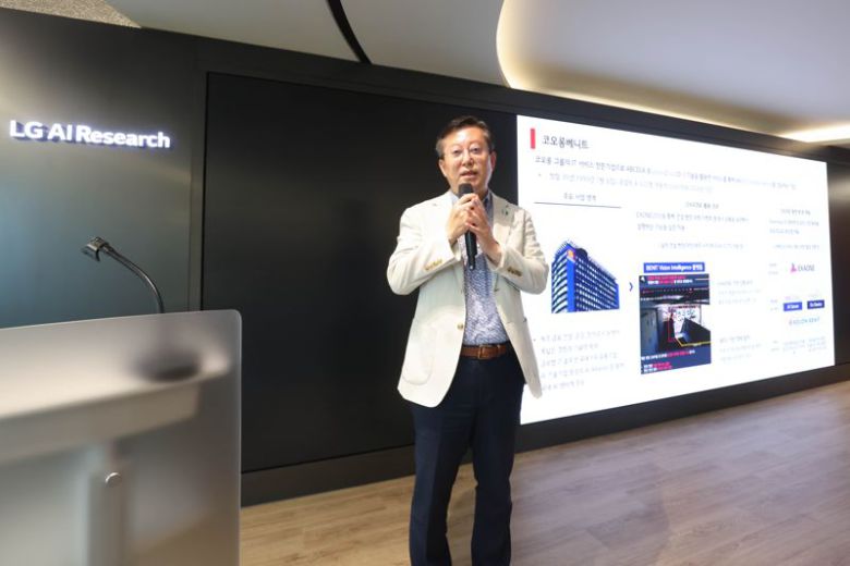 코오롱베니트 이종찬 전무가 지난 15일 LG AI연구원에서 열린 ‘엑사원 파트너스 데이’에 참여해 당사 ‘AI 비전 인텔리전스’ 기술을 설명하고 있다. 코오롱베니트 제공