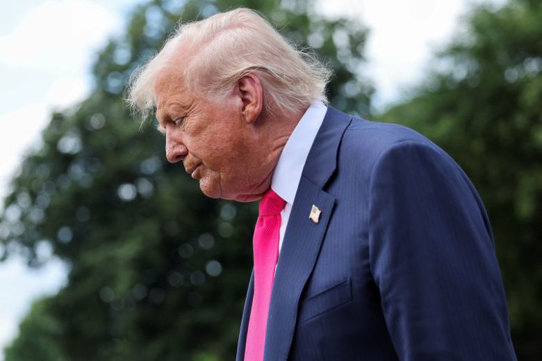 도널드 트럼프 미국 대통령이 15일(현지시간) 펜실베이니아주로 떠나기 위해 백악관을 나서면서 밑을 내려다보고 있다. 국제 유가는 트럼프 대통령이 러시아 제재를 50일 유예한 여파로 전날에 이어 이틀 내리 하락했다. 로이터 연합