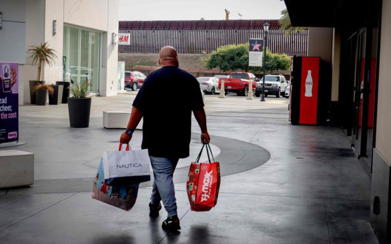 미국의 6월 소비자물가지수(CPI)가 시장 예상을 벗어나지는 않았지만 관세 충격이 서서히 물가를 압박하고 있는 것으로 15일(현지시간) 확인됐다. 지난해 11월 26일 캘리포니아주 샌이시드로 접경지대 쇼핑몰에서 한 소비자가 쇼핑백들을 들고 걸어가고 있다. AFP 연합