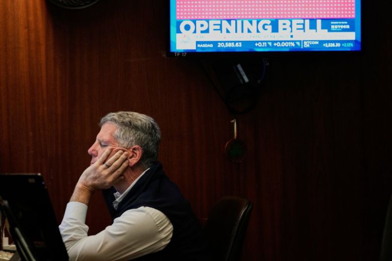 뉴욕 증시가 15일(현지시간) 미국의 인플레이션(물가상승) 재점화 우려 속에 부진했지만 나스닥 지수는 엔비디아 급등에 힘입어 사상 최고 기록을 이틀째 갈아치웠다. AP 연합