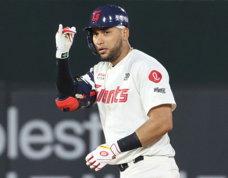 롯데 자이언츠의 빅터 레이예스도 2년 연속 200안타에 도전한다. 뉴스1