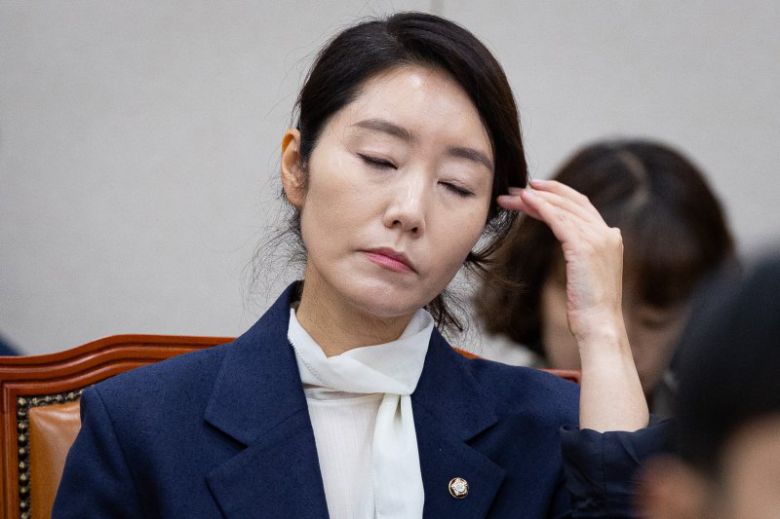 강선우 여성가족부 장관 후보자가 14일 서울 여의도 국회에서 열린 인사청문회에 출석해 머리카락을 쓸어 넘기고 있다. 2025.7.14/뉴스1 ⓒ News1 유승관 기자 /사진=뉴스1