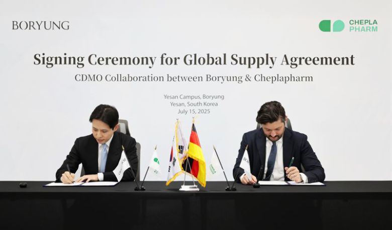 보령 김성진 최고전략책임자(CSO)(왼쪽)와 체플라팜 아르템 게보르키안 부사장이 지난 15일 보령 예산캠퍼스에서 열린 계약 체결식에서 서명하고 있다. 보령 제공