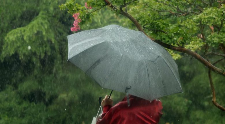 비가 내린 16일 전북 전주시 전북대학교 캠퍼스에서 우산을 쓴 시민들이 발걸음을 재촉하고 있다. 뉴스1