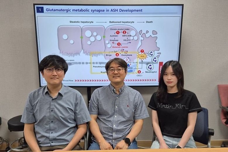 KAIST 의과학대학원 양경모 박사, 정원일 교수, 김규래 박사과정(왼쪽부터) 모습. KAIST 제공