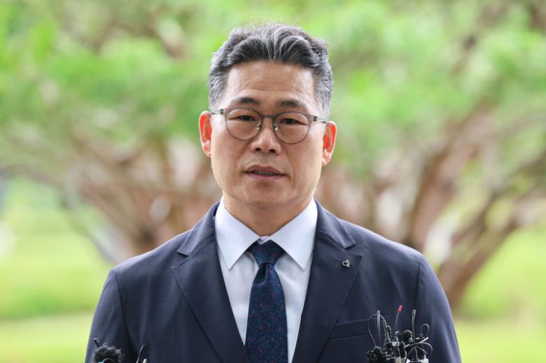 백해룡 전 영등포경찰서 형사과장(경정)이 임은정 동부지검장과 비공개 면담을 위해 17일 서울 송파구 서울동부지방검찰청으로 들어가며 취재진 질의에 답하고 있다. 뉴시스