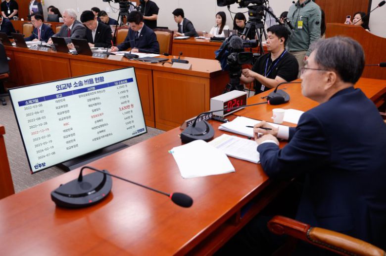 조현 외교부 장관 후보자가 17일 국회 외교통일위원회에서 열린 인사청문회에 출석해 한정애 더불어민주당 의원 질의를 듣고 있다. 뉴스1