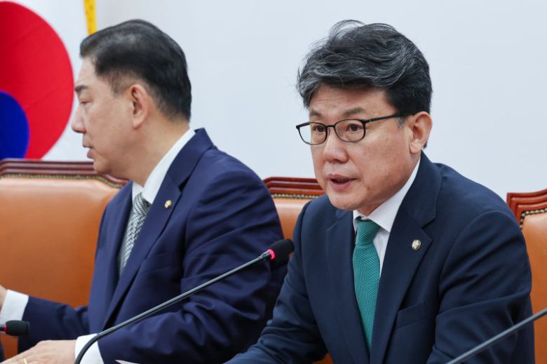 진성준 더불어민주당 정책위의장이 17일 오전 서울 여의도 국회에서 열린 정책조정회의에 참석해 발언하고 있다. 뉴스1