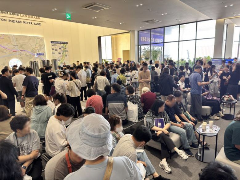 '해링턴 스퀘어 리버파크' 견본주택을 찾은 방문객들. 효성중공업 제공