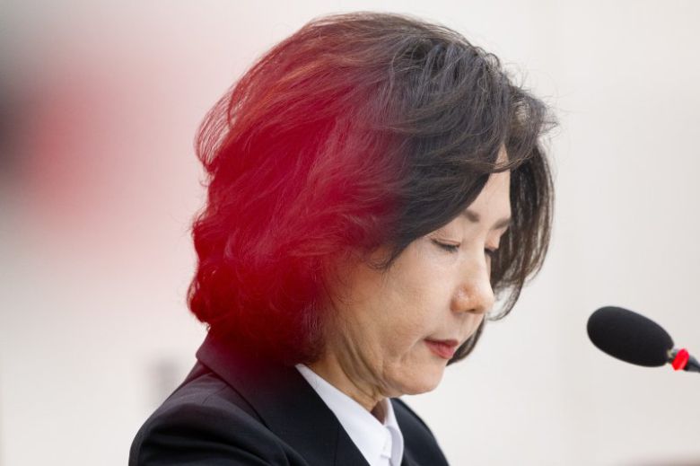 이진숙 사회부총리 겸 교육부 장관 후보자가 16일 오전 서울 여의도 국회 교육위원회에서 열린 인사청문회에서 의원 질의를 들으며 고개 숙이고 있다. 2025.7.16/뉴스1 ⓒ News1 유승관 기자 /사진=뉴스1