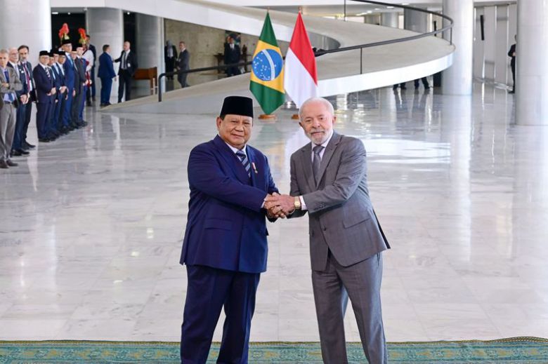 7월 9일(수) 인도네시아 프라보워 수비안토 대통령이 브라질을 공식 방문해 브라질리아 플라날토 대통령궁에서 열린 공식 환영식에서 루이스 이나시우 룰라 다 시우바 브라질 대통령과 악수하고 있다./사진=인도네시아 국가비서부 대통령비서실 언론?미디어?정보국 제공