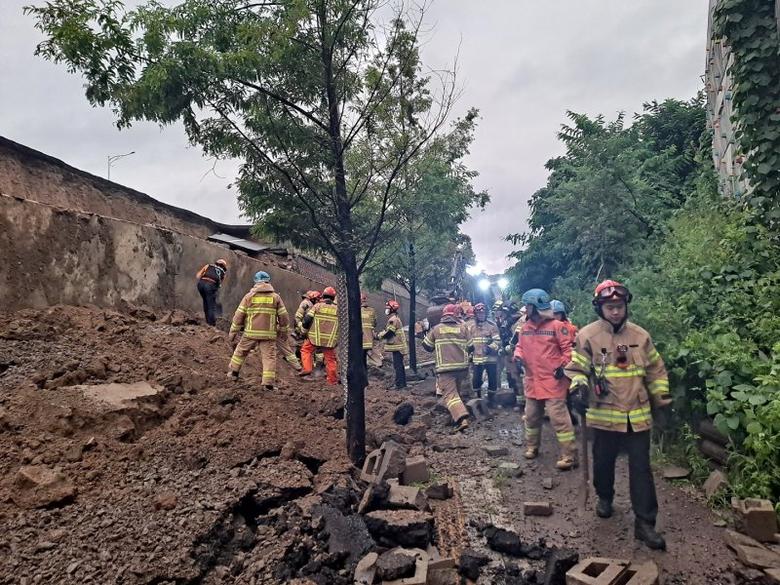 16일 오후 경기 오산시 가장교차로 고가도로 옹벽이 무너져 소방관들이 매몰된 차량 구조작업을 하고 있다. 경기도소방재난본부 제공.