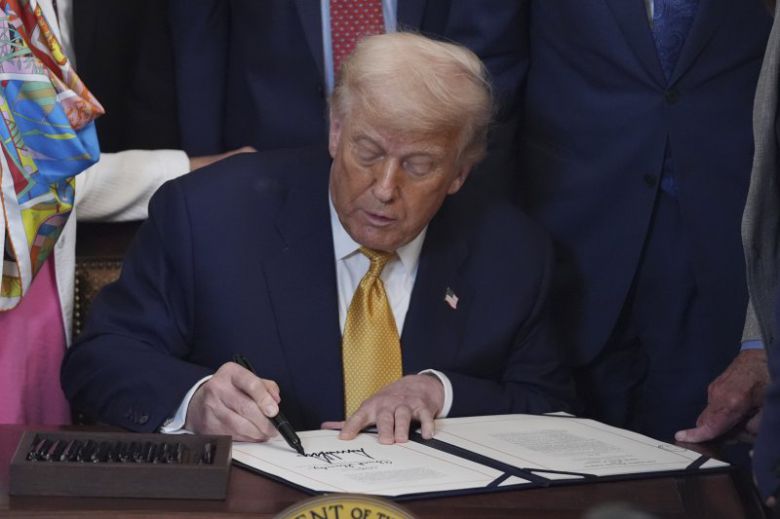 도널드 트럼프 미국 대통령이 16일(현지 시간) 미 워싱턴DC 백악관 이스트룸에서 '치명적 펜타닐 밀매 중단법(HALT Fentanyl Act)'에 서명하고 있다. 트럼프 대통령은 이날 인터뷰에서 인도와 무역 합의에 근접했으며, 소규모 국가 150개국에 10%나 15% 단일 관세를 부과할 것이라고 밝혔다. AP뉴시스