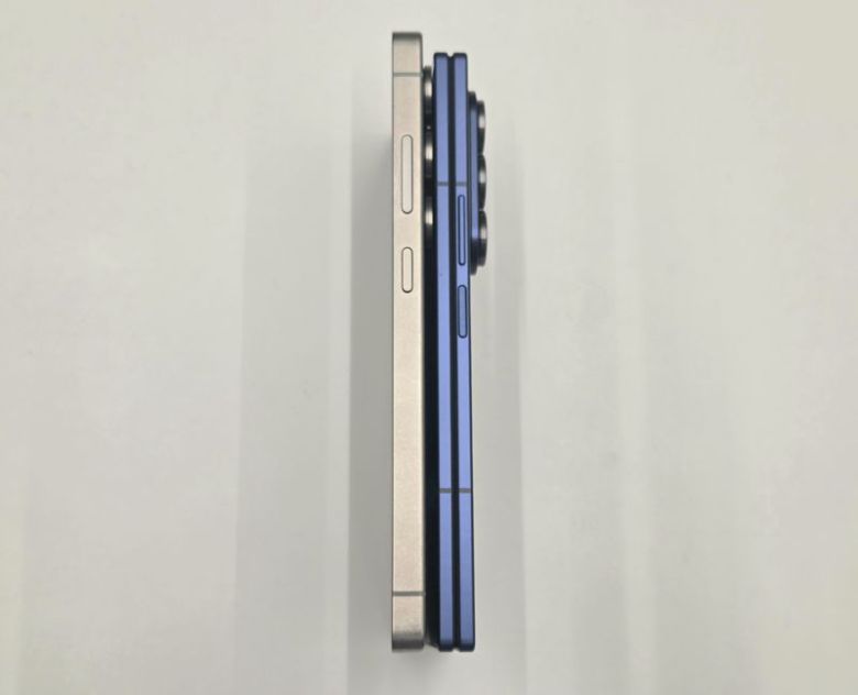 갤럭시 S25 울트라(왼쪽)와 갤럭시 Z 폴드7 두께 비교. 사진=구자윤 기자