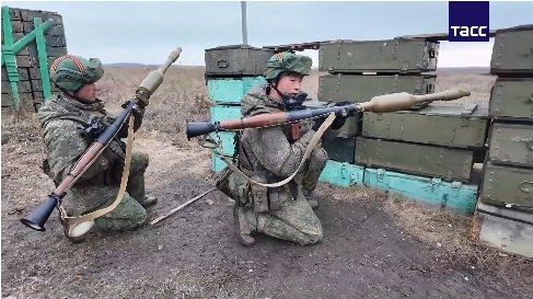 지난 4월 28일 러시아 국영 타스통신이 공개한 우크라이나 전쟁 참전 북한군의 쿠르스크 전투훈련 모습. 뉴스1