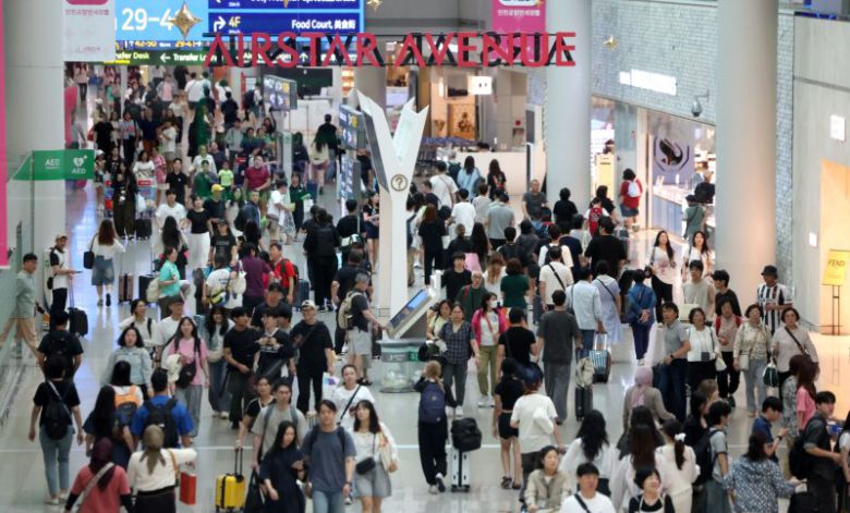 지난 7일 인천국제공항 제1여객터미널 출국장 면세구역에서 여름 휴가철을 맞아 출국하는 여행객들이 오가고 있다. 뉴시스