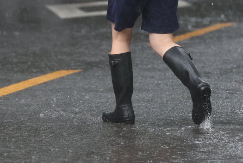 한 시민이 장화를 신고 걸어가고 있다. (자료사진) 사진=연합뉴스