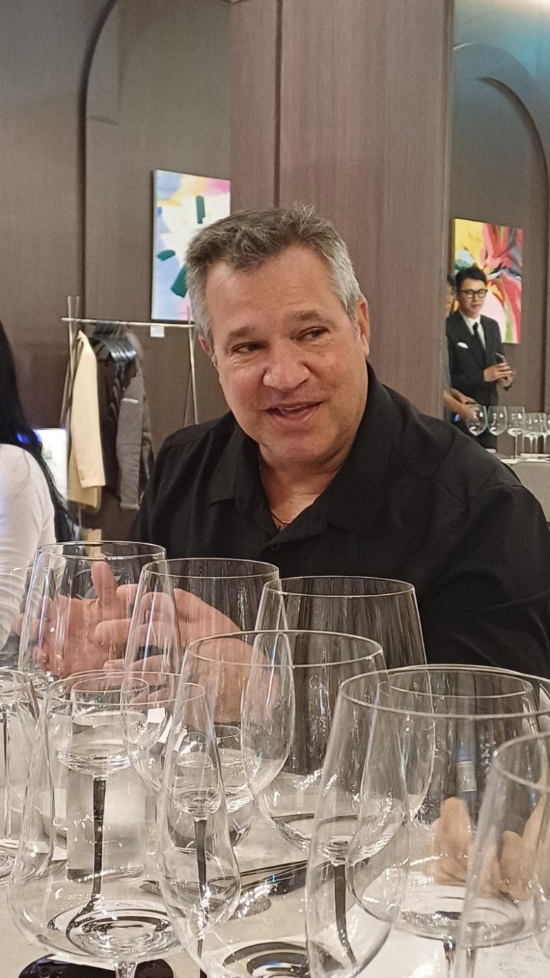 지난 5월 스택스 립의 마커스 노타로 수석 와인메이커가 한국 론칭을 알리는 시음회에서 기자들에게 설명하고 있다. 사진=이환주 기자                                      현재 스택스 립의 지분을 100% 소유한 이탈리아 와이너리 안티노리의 대표 와인들. 사진=이환주 기자