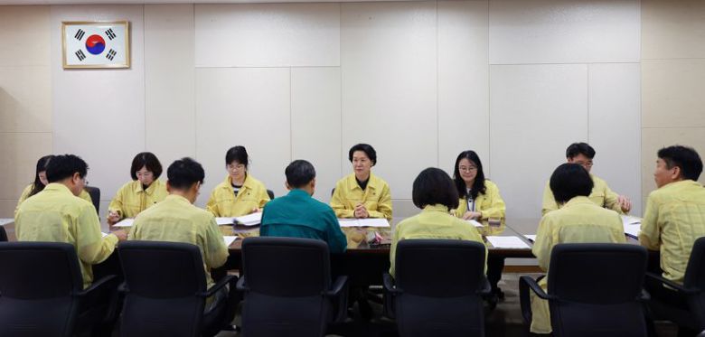 최은옥 교육부 차관이 18일 호우 관련 비상대책 회의를 주재, 기록적인 폭우에 따른 학교 피해 상황과 호우 등 여름철 재난 대응체계를 점검하고 있다. 사진=뉴스1