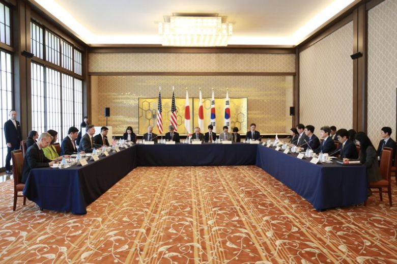 박윤주 외교부 제1차관, 크리스토퍼 랜도 미국 국무부 부장관, 후나코시 다케히로 일본 외무성 사무차관은 이날 도쿄 외무성 이쿠라공관에서 제15차 한미일 외교차관 협의회를 개최했다. 주일 한국대사관 제공