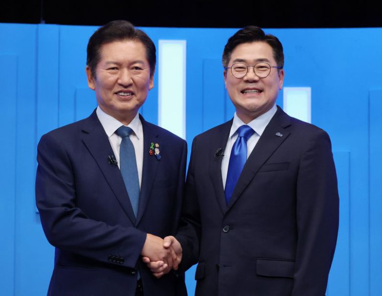 정청래·박찬대 더불어민주당 당 대표 후보(왼쪽부터)가 지난 16일 서울 양천구 목동 SBS에서 열린 TV토론회에 앞서 기념촬영을 하고 있다. 뉴시스